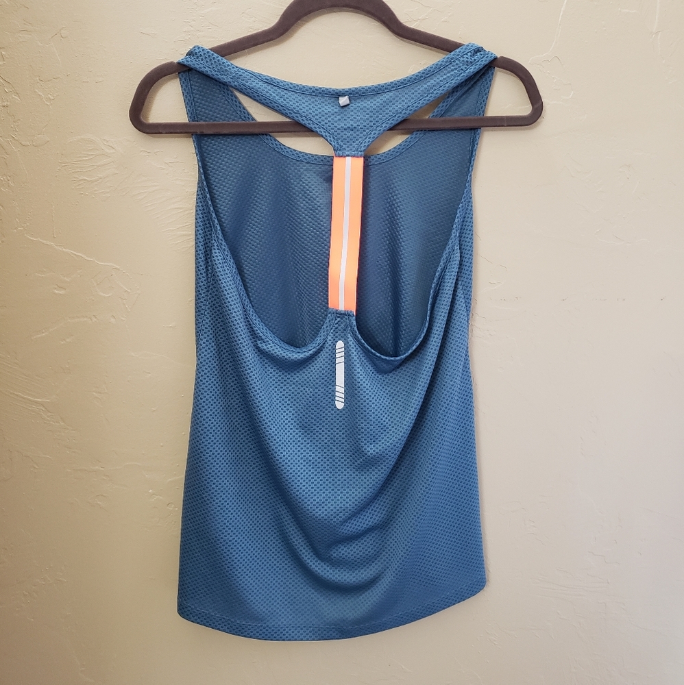 Workout top - Picture 2 of 3